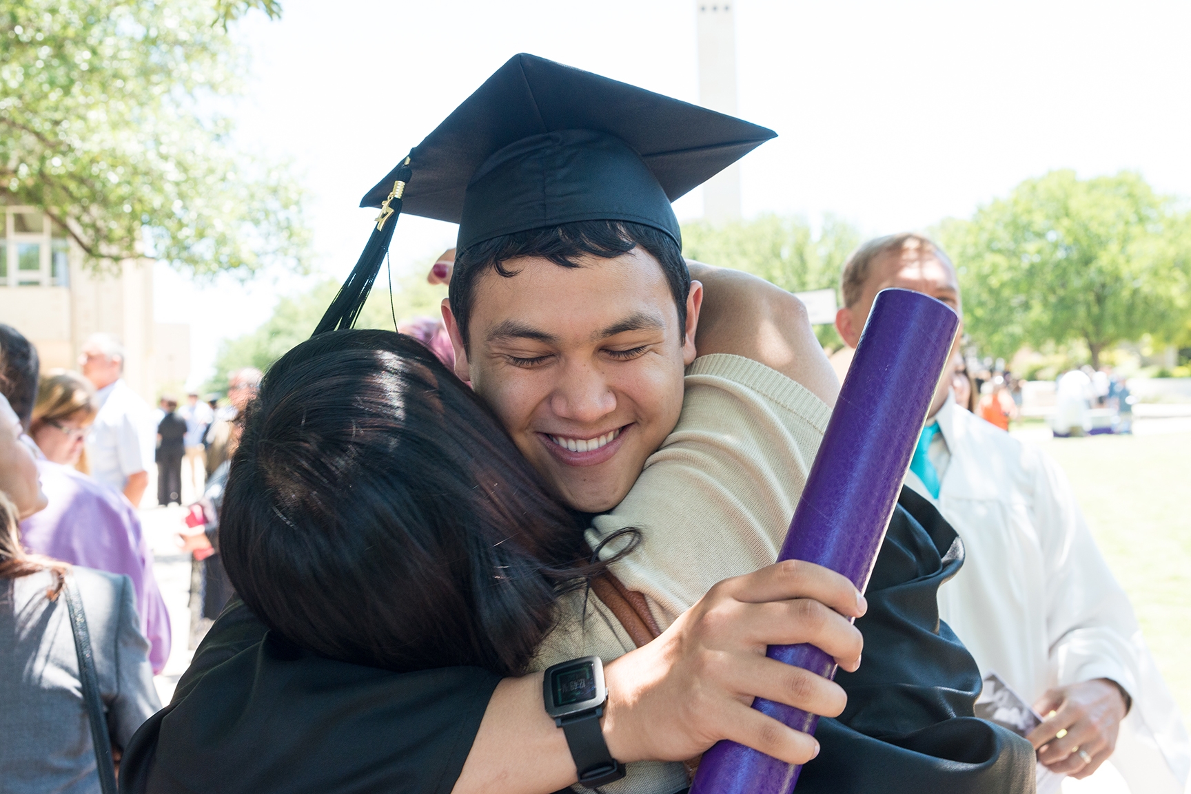 An ACU graduate hugging his parent