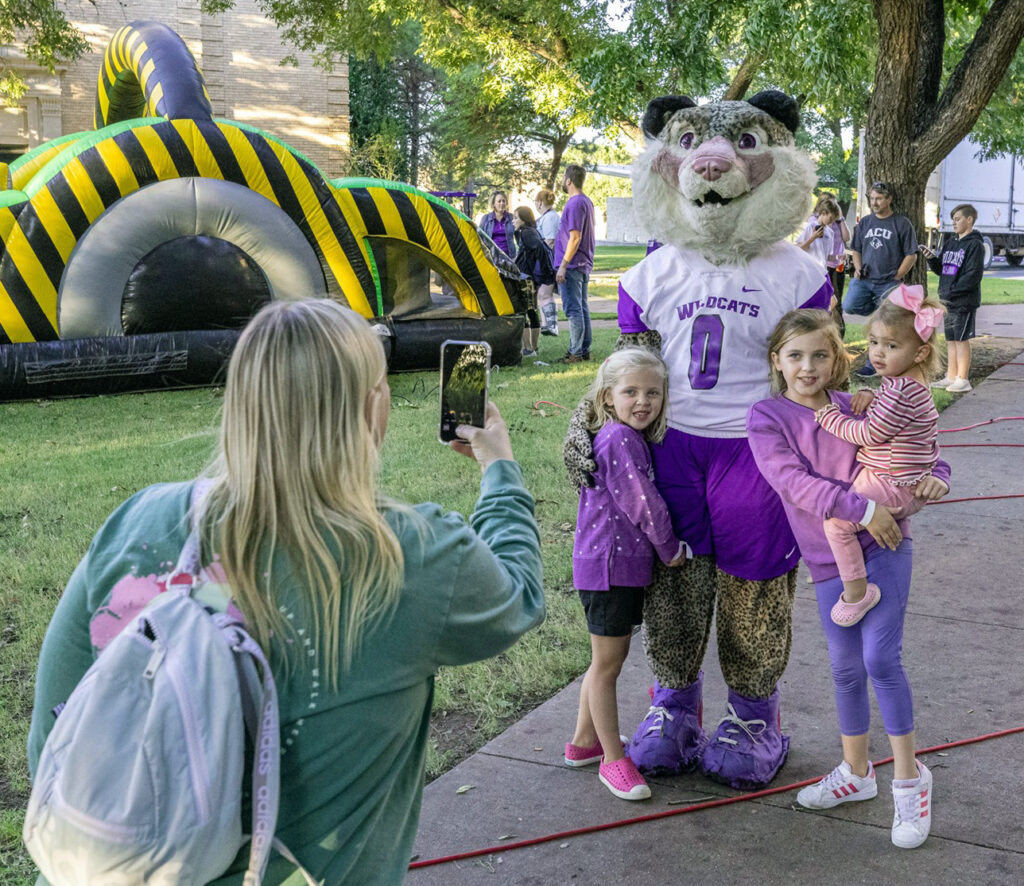Willie the Wildcat poses with visitors to ACU's 2021 Homecoming.