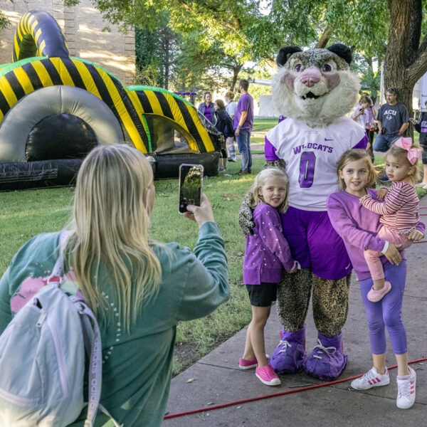 Willie the Wildcat poses with visitors to ACU's 2021 Homecoming.