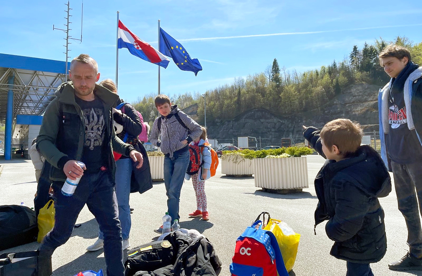 Xander and the children arrive at the Croatian border.