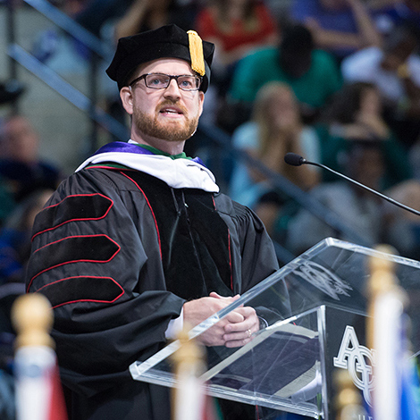 Kent Brantly giving a speech at a commencement ceremony