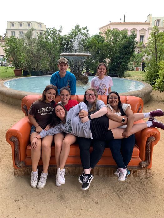 JMC and theatre students pose at the “Friends” fountain at the Warner Bros. studio lot in Los Angeles.