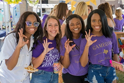 ACU Students make the Wildcat sign