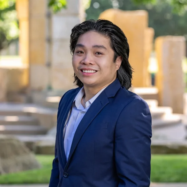 Portrait of Alex Nguyen.