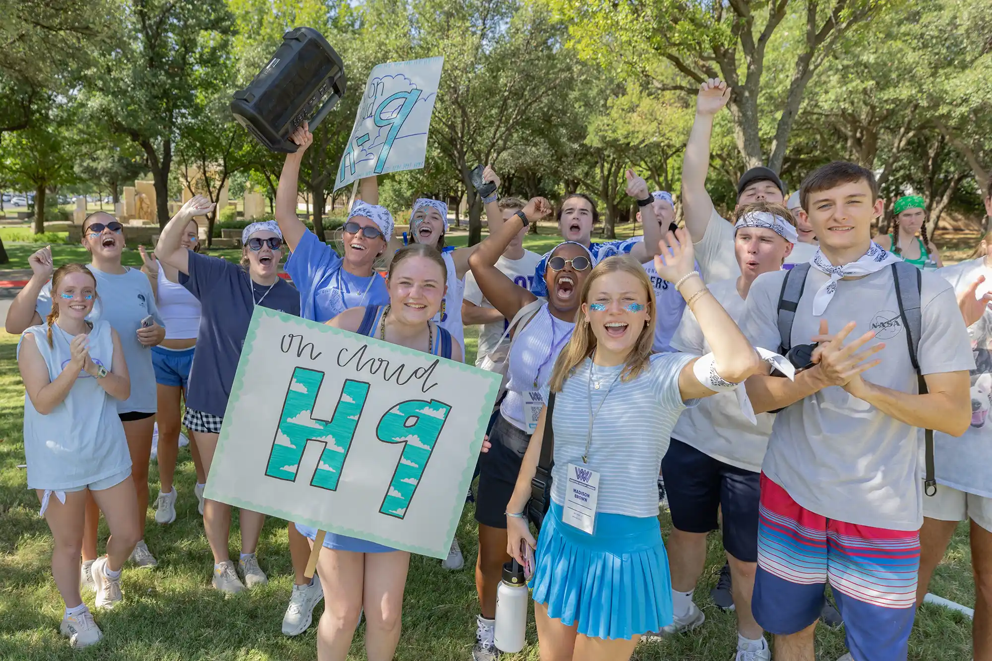 A mentor group cheers for their team during Wildcat Week.